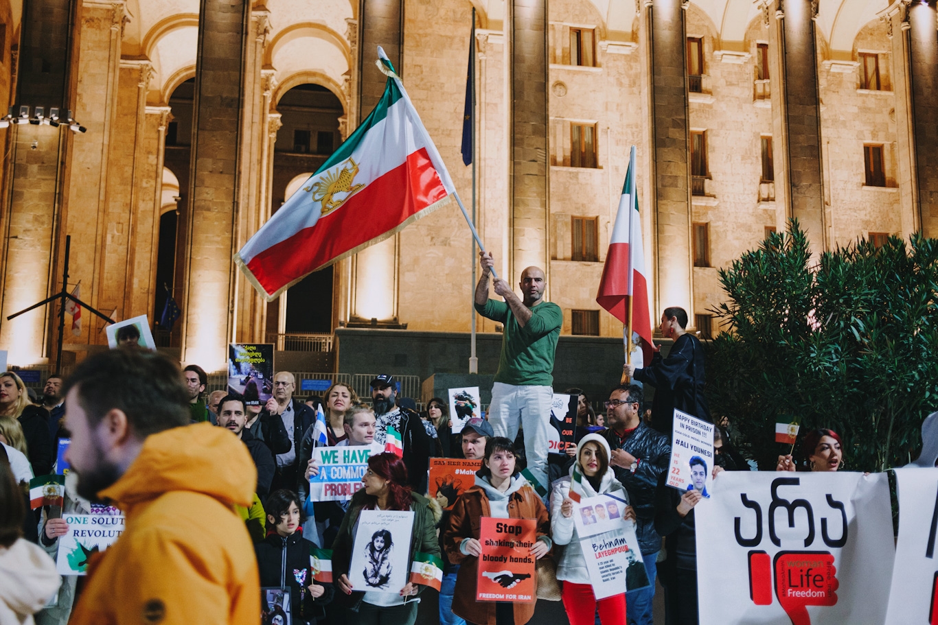 Протесты около здания парламента в Тбилиси против диктатуры в Иране и нарушения прав человека