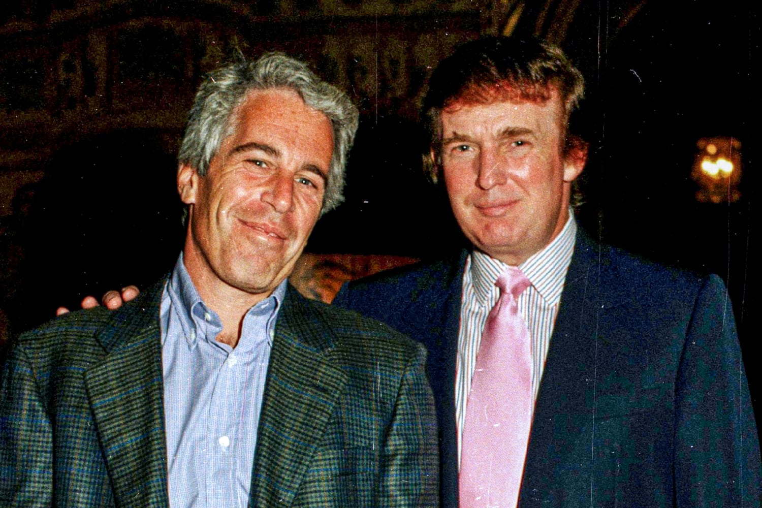 Джеффри Эпштейн и Дональд Трамп в 1997 году. Фото: Davidoff Studios / Getty Images
