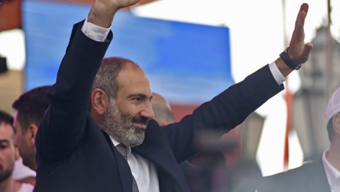 Революционный держите шаг. «Мой шаг» Пашиняна разгромил партию власти в Армении, к чему это приведет?