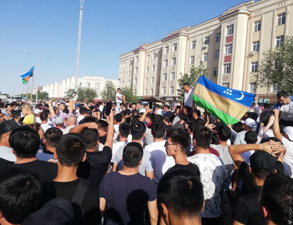 В Каракалпакстане начались протесты против поправок к конституции Узбекистана, из-за которых республика может лишиться суверенного статуса