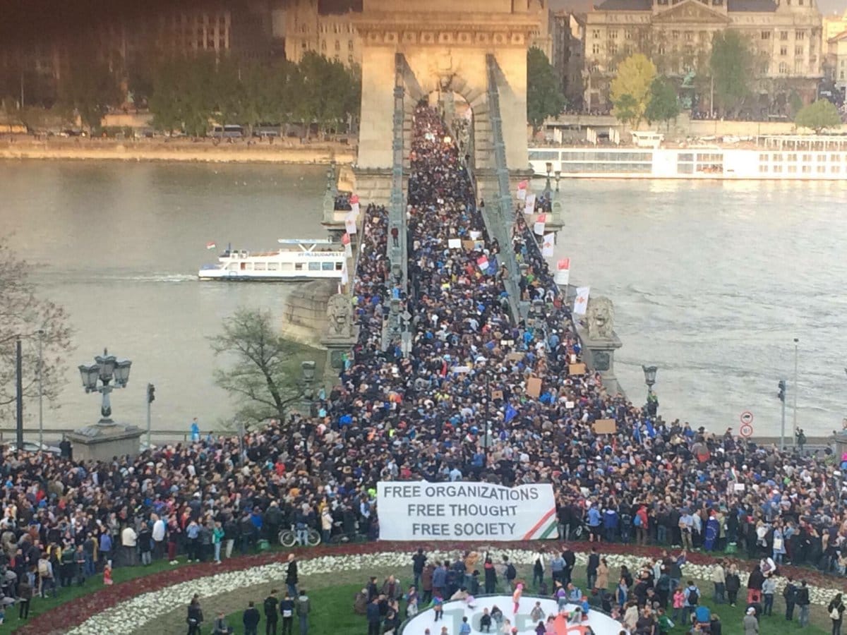 В Будапеште 70 тысяч человек вышли на митинг против закрытия университета Сороса