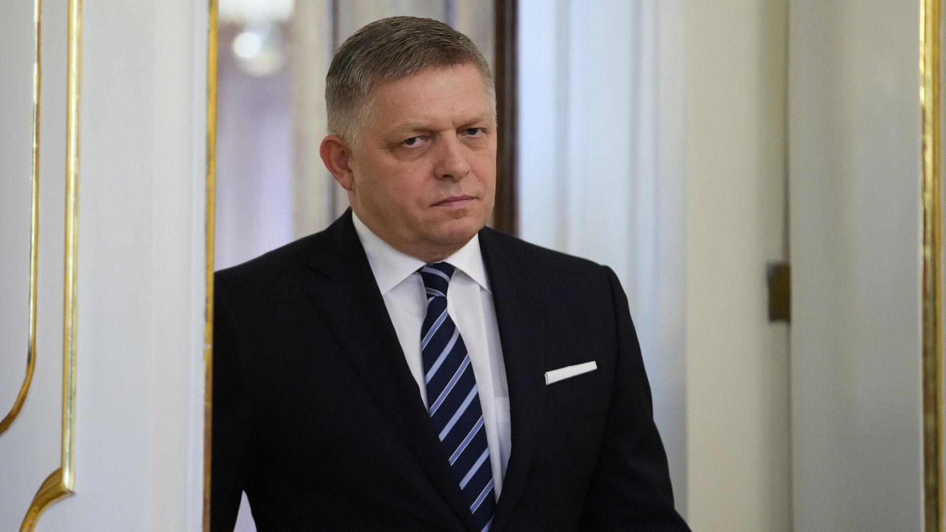 Премьер-министр Словакии ранен, в него выстрелил неизвестный