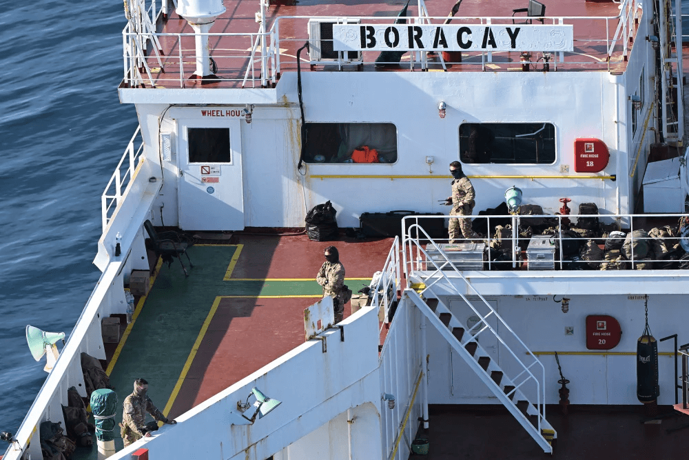 Танкер Boracay из «теневого флота» России, задержанный Францией, продолжил путь