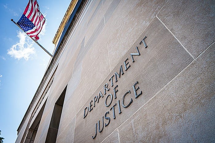Федеральные власти США начали расследование против губернатора Миннесоты из-за критики агентов ICE